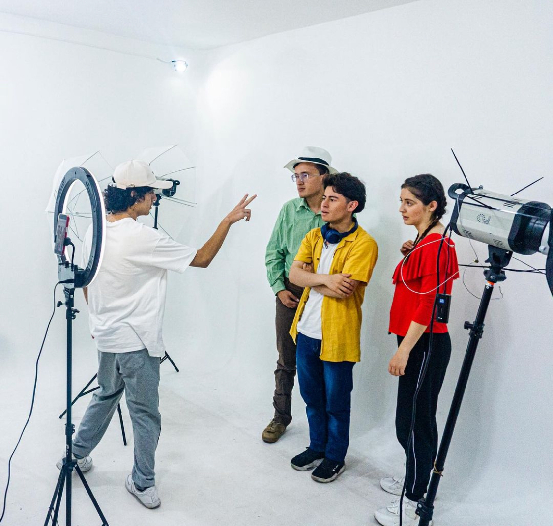 La gestión de casting es un servicio que te ofrece la posibilidad de encontrar a los actores y actrices ideales para tu producción teatral. Nos encargamos de realizar audiciones y evaluar el talento de los participantes, para asegurarnos de que el elenco seleccionado se adapte perfectamente a las necesidades de tu obra. Contamos con un equipo de profesionales experimentados en el mundo del teatro.